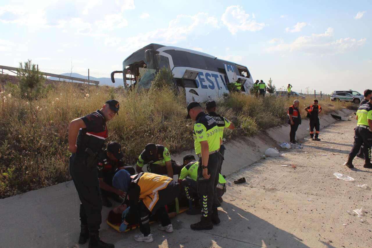 44 kişinin yaralandığı otobüs kazasından acı haber! Geride son kare kaldı 4